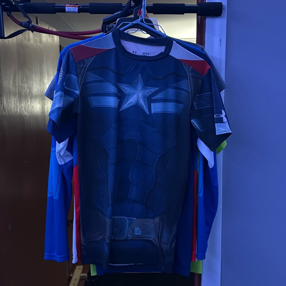 UNDERARMOUR CAPTAIN AMERICA COMPRESSION SHIRT - SIZE MEDIUM
